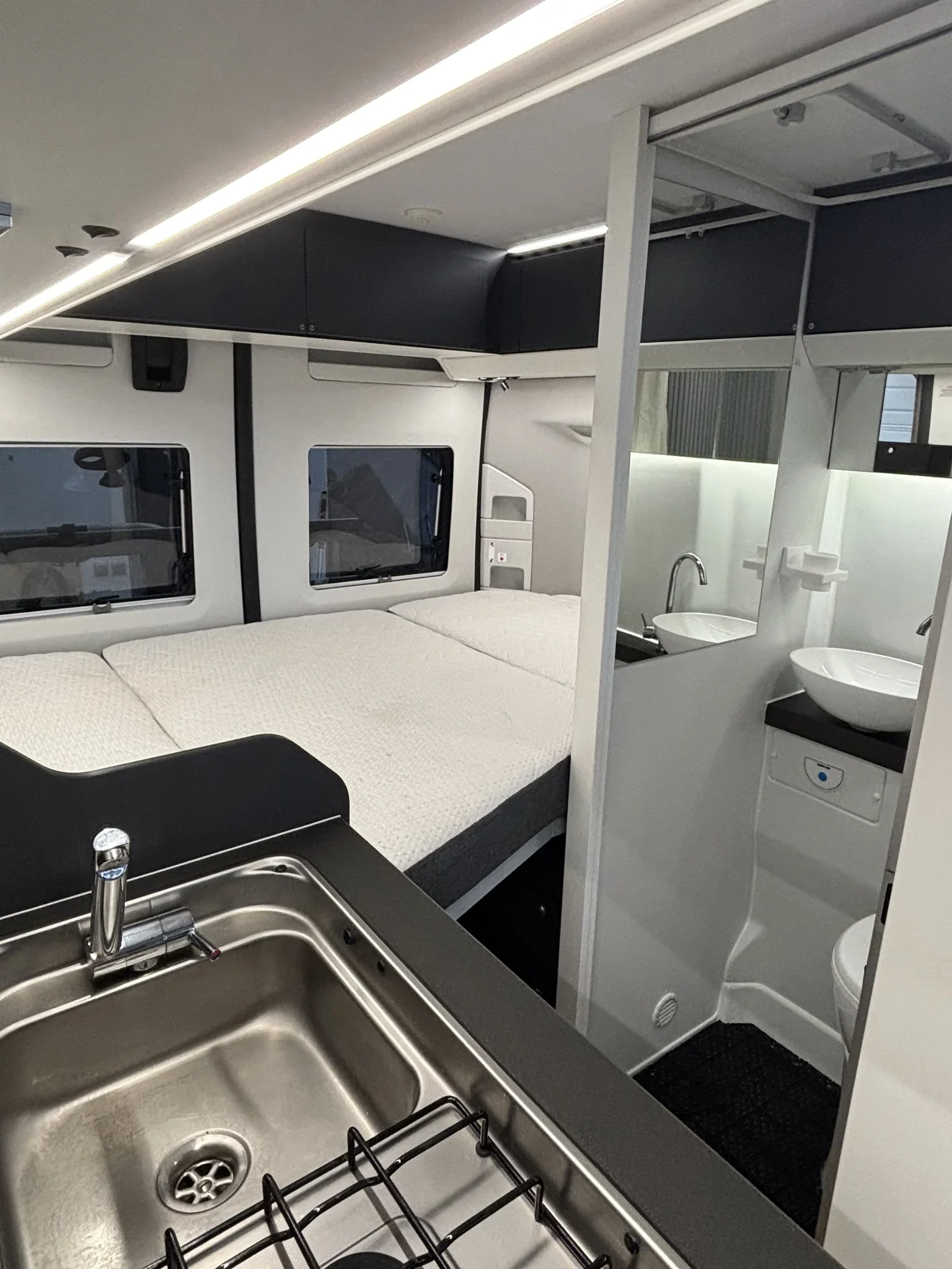 Fourgon Elios 54T Sky-Lift, toit relevable avec installation Lithium et isolation renforcée - 2